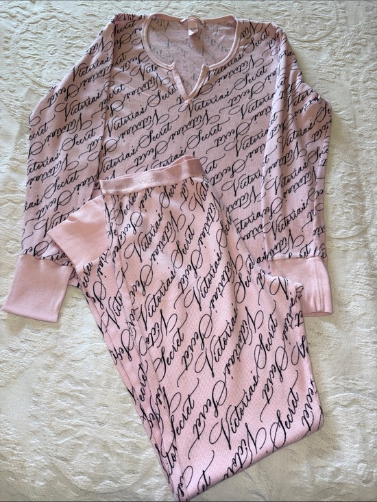 Victoria's Secret Other - Victoria's Secret Women’s Pink Script Long Sleeve Pajama Set EUC L